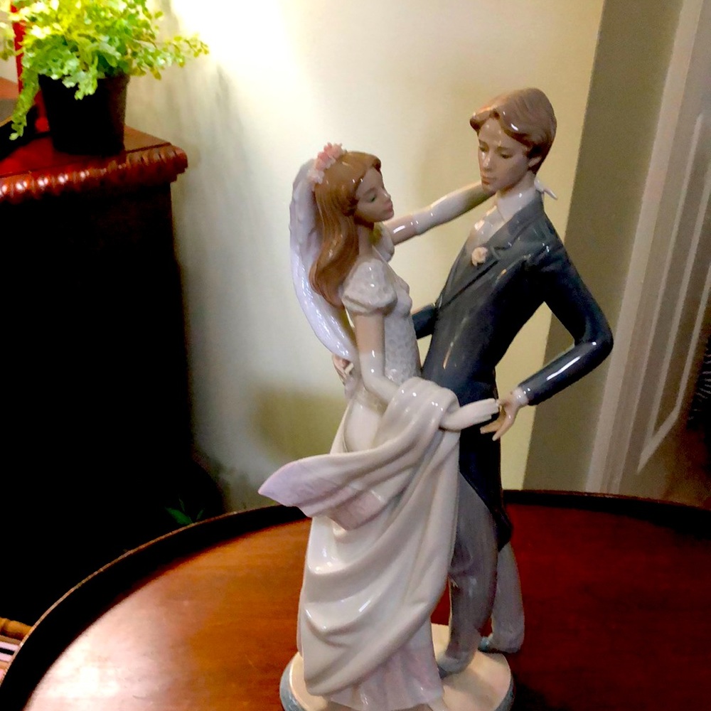 Lladro:  I Love You Truly Couple Figurine